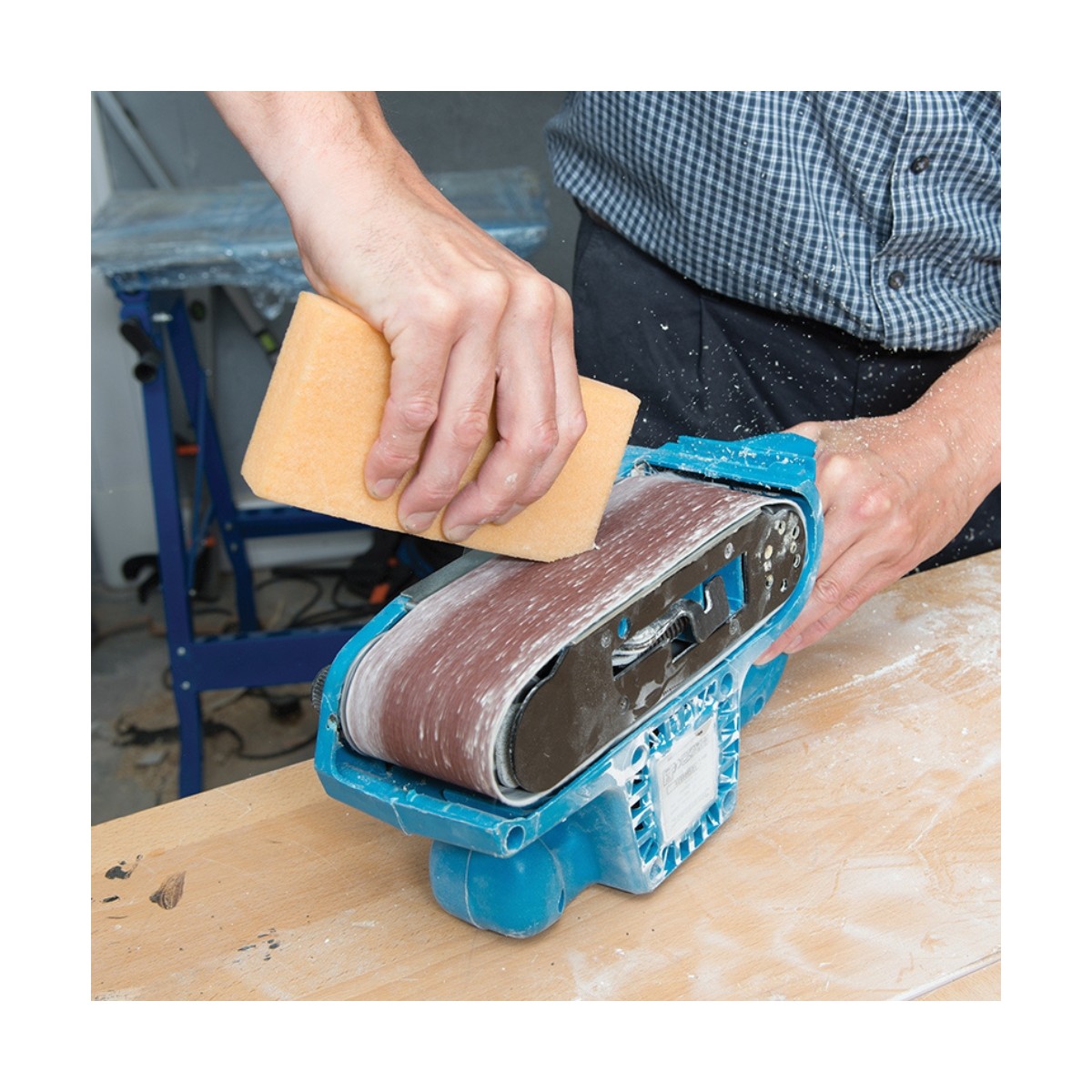 Sanding belt cleaning block